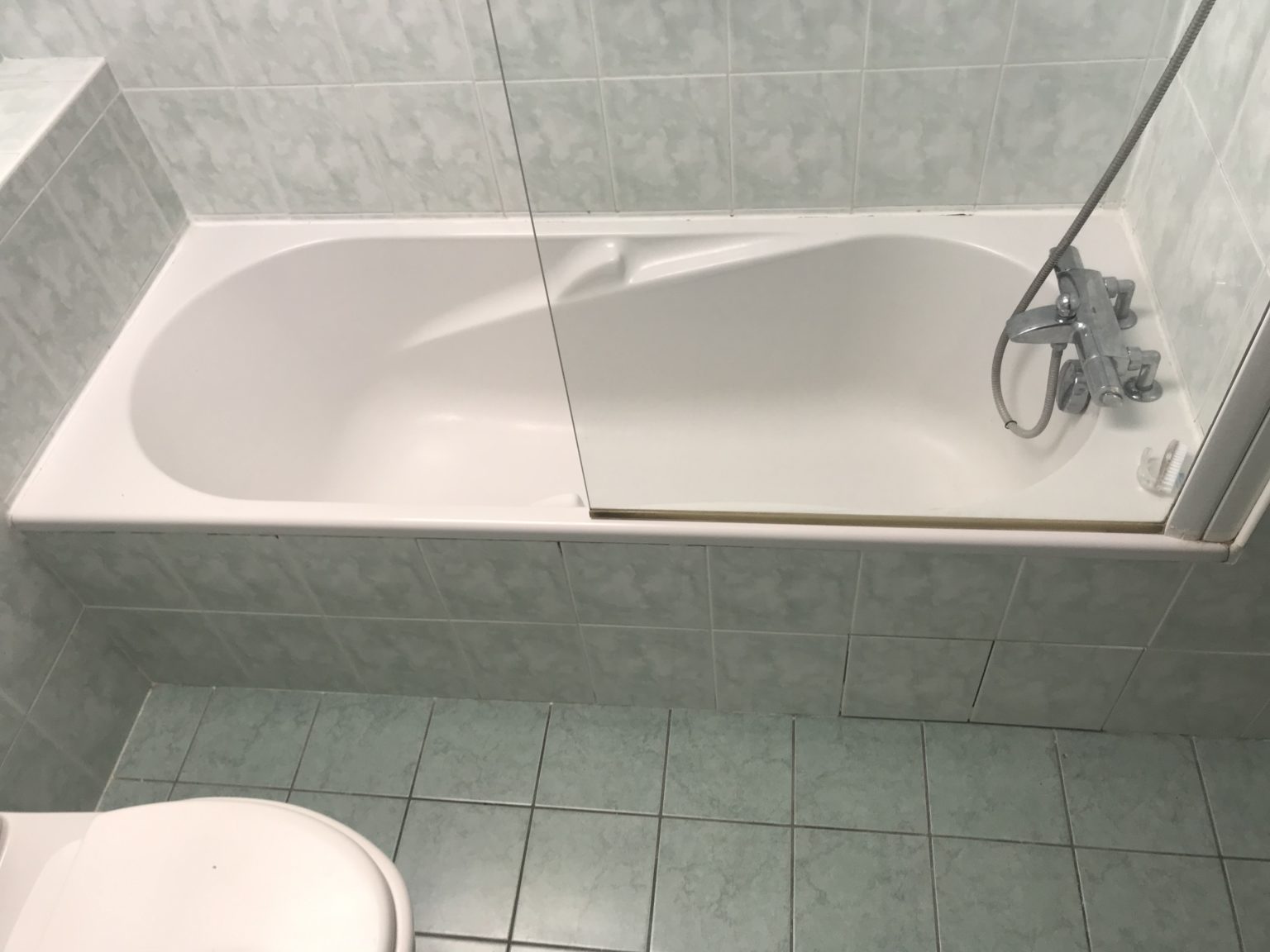 Ouverture de baignoire avec pose d’une porte étanche à Frontenex - RENOVBAIN RHONE ALPES