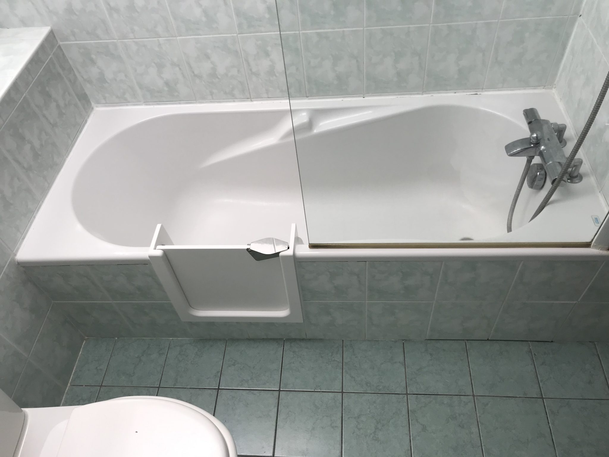 Ouverture de baignoire avec pose d’une porte étanche à Frontenex - RENOVBAIN RHONE ALPES