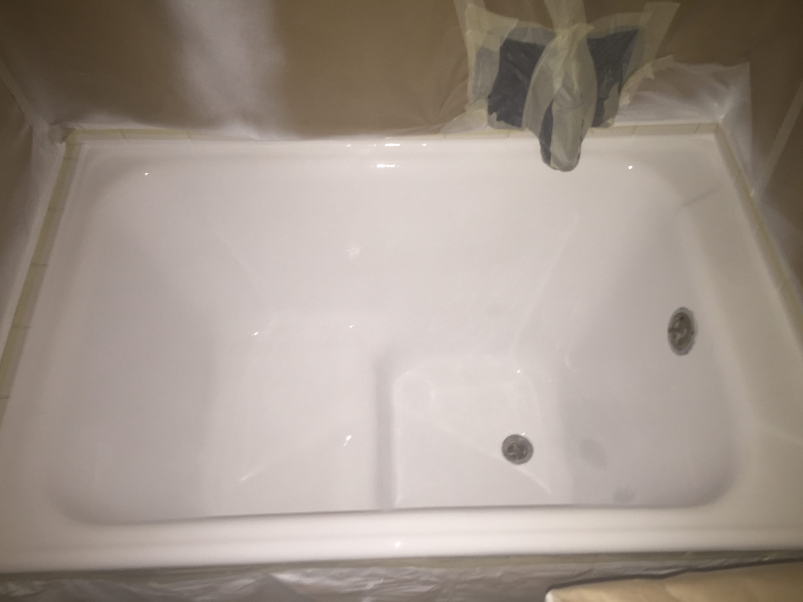 Rénovation de baignoire par projection de résine blanche à Mûres - RENOVBAIN RHONE ALPES