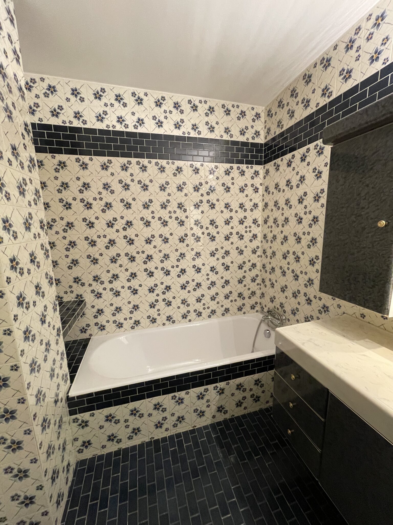 Baignoire bleu et blanche dans une salle de bain